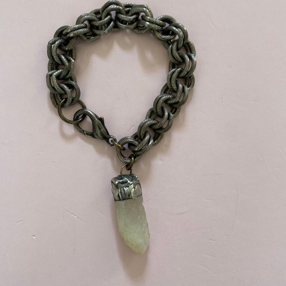 Link bracelet with stone